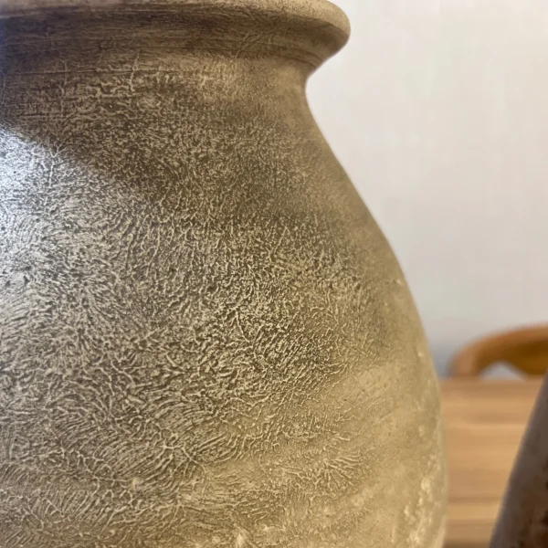 گلدان دکوری سفالی کنار سالنی از نزدیک