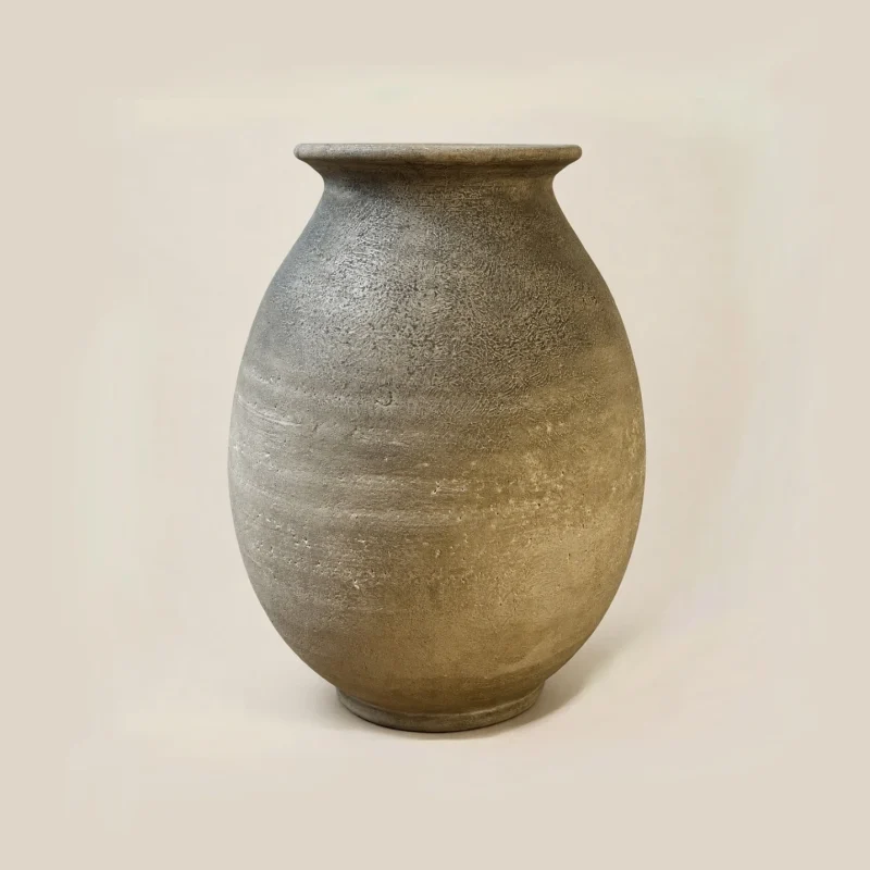 گلدان دکوری سفالی کنار سالنی