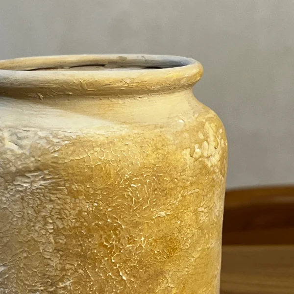 گلدان دکوری سفالی پتینه کرم از نزدیک