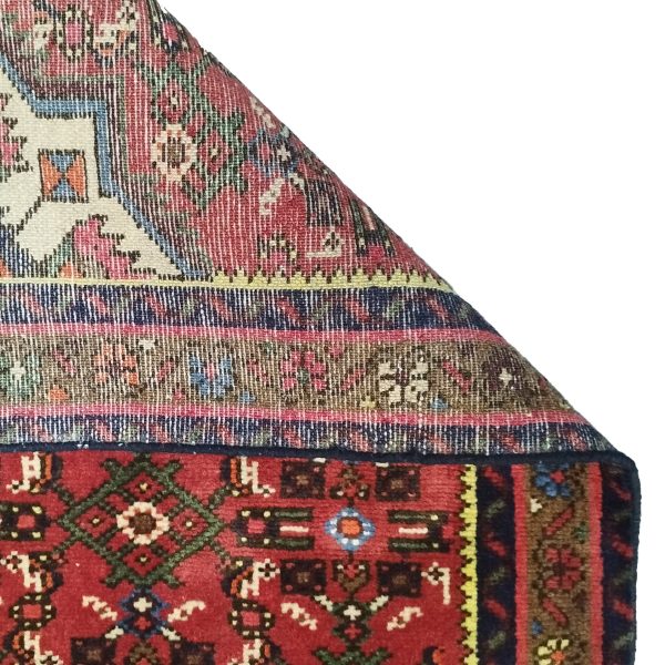 پشت فرش راهرویی دستبافت لاکی همدان با نقوش هندسی و حاشیه تیره