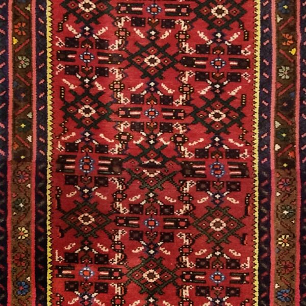 فرش راهرویی دستبافت لاکی همدان با نقوش هندسی و حاشیه تیره