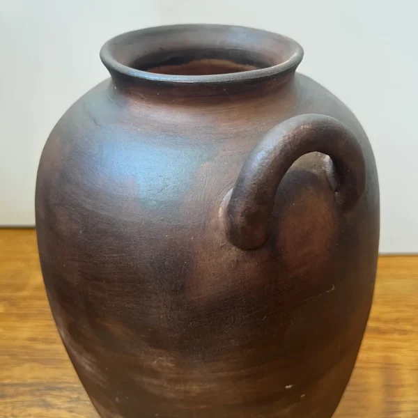 کوزه ی سفالی تک دسته مدرن با پتینه دستساز و رنگ گرم، مناسب دکوراسیون میز پذیرایی و کنسول.